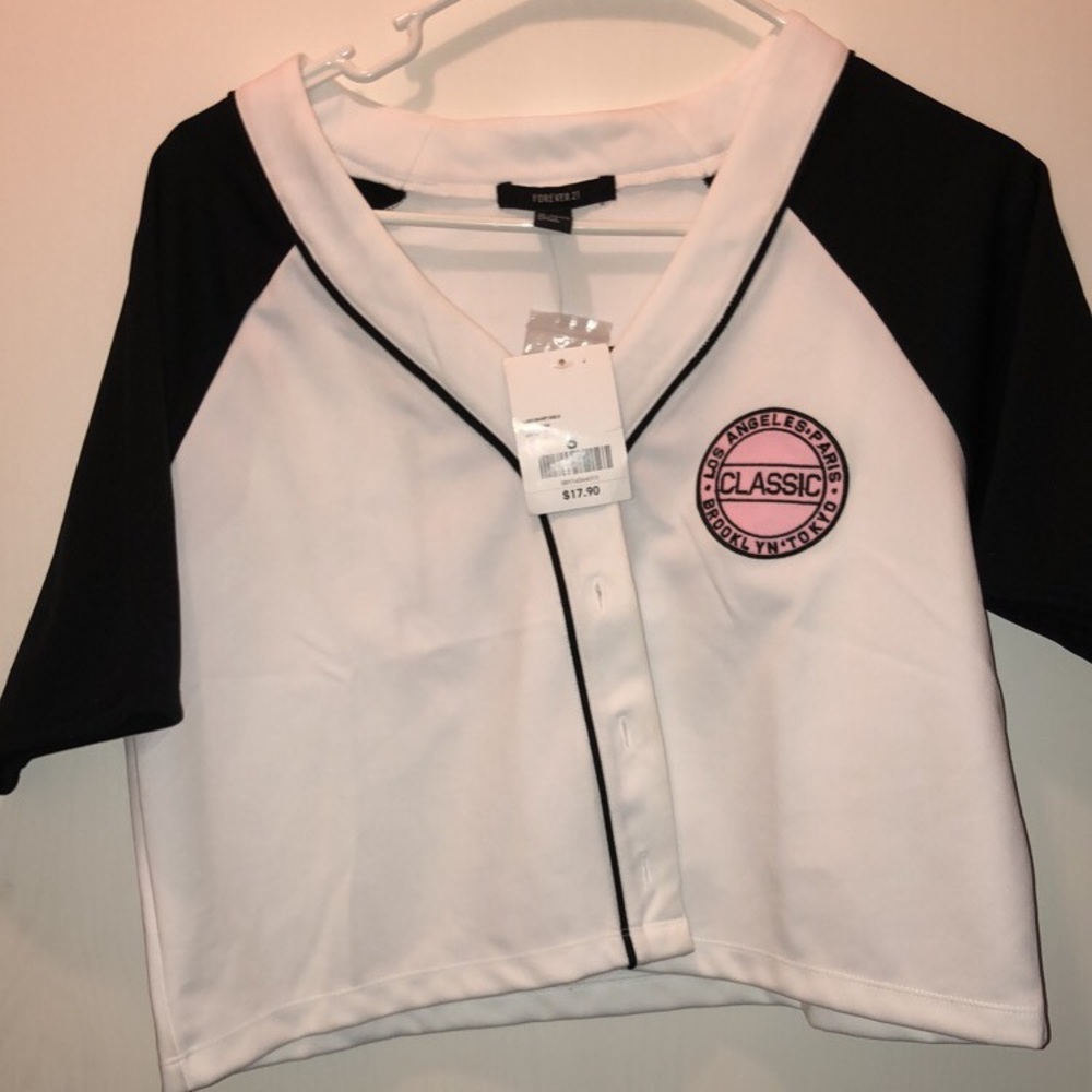 A cropped jersey